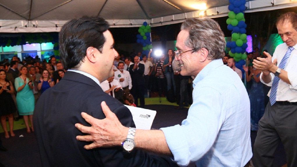 Após registrar sua chapa na tarde de ontem, o candidato da OAB Forte, Flávio Buonaduce, seguiu para seu escritório político, no Setor Oeste, para dar a largada oficial da campanha; "Temos o projeto mais seguro, o que tem maior experiência e, por isso, o mais preparado. A advocacia confia na OAB Forte porque sabe que temos princípios, ideais, que foram defendidos por grandes nomes, como Miguel Cançado e Felicíssimo Sena, mas que entendem da importância da renovação, por isso estamos aqui” (Foto: José Barbacena) Após registrar sua chapa na tarde de ontem, o candidato da OAB Forte, Flávio Buonaduce, seguiu para seu escritório político, no Setor Oeste, para dar a largada oficial da campanha; "Temos o projeto mais seguro, o que tem maior experiência e, por isso, o mais preparado. A advocacia confia na OAB Forte porque sabe que temos princípios, ideais, que foram defendidos por grandes nomes, como Miguel Cançado e Felicíssimo Sena, mas que entendem da importância da renovação, por isso estamos aqui”