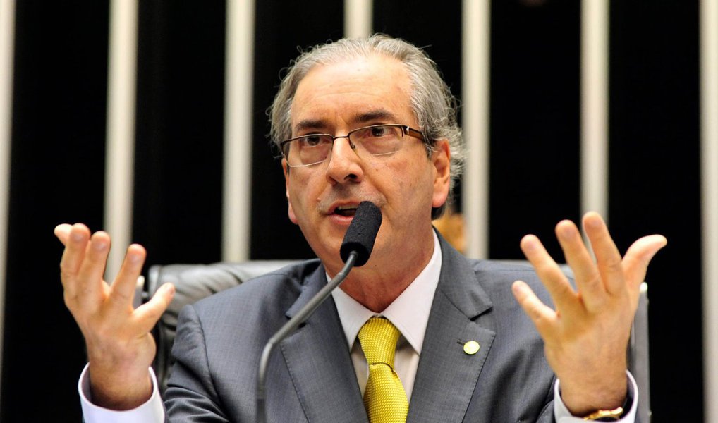 Um grupo de deputados federais, entre eles Jandira Feghali, Henrique Fontana, Paulo Teixeira, Vicentinho, Maria do Rosário e Afonso Florence, protocolaram na Procuradoria Geral da República um pedido de afastamento de Eduardo Cunha do processo de abertura do impeachment da presidente Dilma Rousseff; "Na medida que Cunha comete tantas ilegalidades sob interesse dele e da sua opinião política, ele não pode mais comandar o processo", disse Jandira (Foto: Valter Lima) Um grupo de deputados federais, entre eles Jandira Feghali, Henrique Fontana, Paulo Teixeira, Vicentinho, Maria do Rosário e Afonso Florence, protocolaram na Procuradoria Geral da República um pedido de afastamento de Eduardo Cunha do processo de abertura do impeachment da presidente Dilma Rousseff; "Na medida que Cunha comete tantas ilegalidades sob interesse dele e da sua opinião política, ele não pode mais comandar o processo", disse Jandira