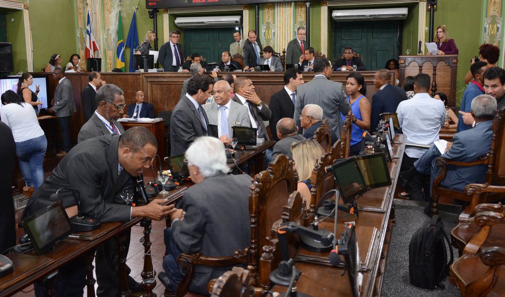 A Câmara Municipal de Salvador aprovou na sessão ordinária desta segunda-feira, a última do atual período legislativo, a Lei Orçamentária Anual, estimando receita do Município em R$ 6.625 bilhões; apenas os vereadores da bancada de oposição votaram contra; os parlamentares aprovaram ainda mais dois projetos do Executivo, o PL nº 326/15, que cria o Serviço Municipal de Acolhimento Familiar de Crianças e Adolescentes sob Medida de Proteção; e o PL nº 429/15, que institui o Fundo Municipal da Pessoa Idosa; o acordo entre os líderes de bancada ainda incluiu a aprovação de mais 35 projetos de iniciativa do Legislativo (Foto: Romulo Faro) A Câmara Municipal de Salvador aprovou na sessão ordinária desta segunda-feira, a última do atual período legislativo, a Lei Orçamentária Anual, estimando receita do Município em R$ 6.625 bilhões; apenas os vereadores da bancada de oposição votaram contra; os parlamentares aprovaram ainda mais dois projetos do Executivo, o PL nº 326/15, que cria o Serviço Municipal de Acolhimento Familiar de Crianças e Adolescentes sob Medida de Proteção; e o PL nº 429/15, que institui o Fundo Municipal da Pessoa Idosa; o acordo entre os líderes de bancada ainda incluiu a aprovação de mais 35 projetos de iniciativa do Legislativo
