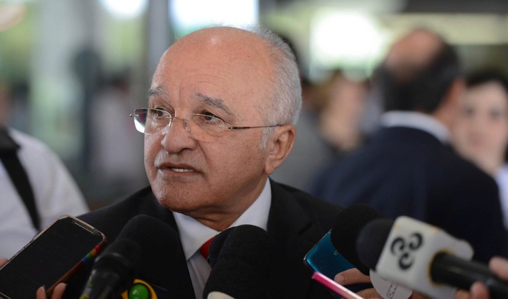 O Tribunal Regional Eleitoral do Amazonas (TRE-AM) negou, nesta segunda (28), o recurso da Coligação "Renovação e Experiência" e manteve o governador José Melo (Pros), e o vice, Henrique Oliveira (SD), no respectivos cargos; eles tiveram os mandatos cassados e recorreram ao Tribunal Superior Eleitoral; o processo, agora, deve seguir para o TSE; a coligação pedia a posse imediata de Eduardo Braga (PMDB) como governador e de Rebbeca Garcia como vice (Foto: Valter Lima) O Tribunal Regional Eleitoral do Amazonas (TRE-AM) negou, nesta segunda (28), o recurso da Coligação "Renovação e Experiência" e manteve o governador José Melo (Pros), e o vice, Henrique Oliveira (SD), no respectivos cargos; eles tiveram os mandatos cassados e recorreram ao Tribunal Superior Eleitoral; o processo, agora, deve seguir para o TSE; a coligação pedia a posse imediata de Eduardo Braga (PMDB) como governador e de Rebbeca Garcia como vice