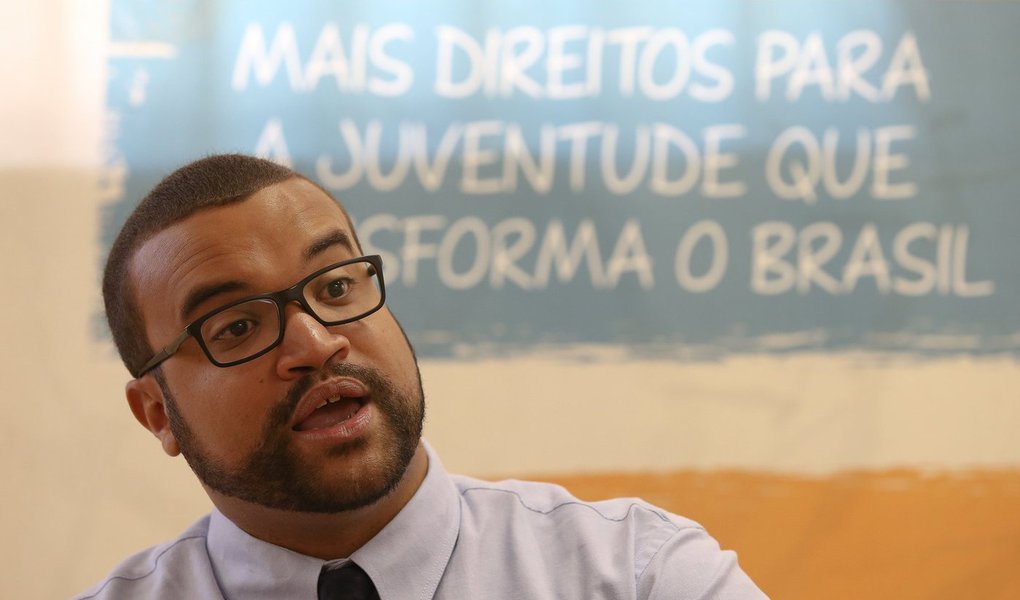 Para ex-secretário de Juventude do governo Dilma Rousseff, o ex-secretário do governo Temer Bruno Júlio, demitido após defender "uma chacina por semana" apos matança em presídios, fez apologia ao crime e deve responder à Justiça; "As palavras usadas pelo sr. Bruno Júlio para comentar o massacre ocorrido em Manaus são apologia ao crime, e, portanto, merecem ser repudiadas politicamente e investigadas do ponto de vista judicial", diz ele (Foto: Gisele Federicce) Para ex-secretário de Juventude do governo Dilma Rousseff, o ex-secretário do governo Temer Bruno Júlio, demitido após defender "uma chacina por semana" apos matança em presídios, fez apologia ao crime e deve responder à Justiça; "As palavras usadas pelo sr. Bruno Júlio para comentar o massacre ocorrido em Manaus são apologia ao crime, e, portanto, merecem ser repudiadas politicamente e investigadas do ponto de vista judicial", diz ele