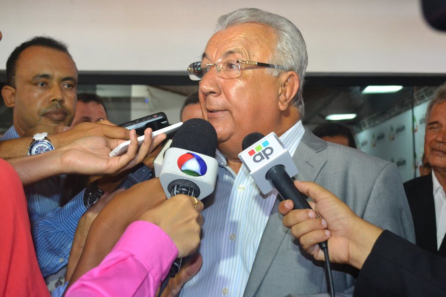O governador Jackson Barreto entregou a população de Poço Redondo, no Sertão sergipano, uma escola que conta com biblioteca, sala de informática com rede de wifi e acesso direto à internet para todos os alunos; a ampliação da unidade custou R$ 434.162,24; “estou alegre por inaugurar a reforma desta escola, porque sei da importância de um ambiente como este para o crescimento profissional dos nossos estudantes”, disse o governador (Foto: Voney Malta) O governador Jackson Barreto entregou a população de Poço Redondo, no Sertão sergipano, uma escola que conta com biblioteca, sala de informática com rede de wifi e acesso direto à internet para todos os alunos; a ampliação da unidade custou R$ 434.162,24; “estou alegre por inaugurar a reforma desta escola, porque sei da importância de um ambiente como este para o crescimento profissional dos nossos estudantes”, disse o governador