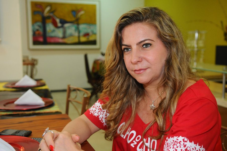 Em artigo publicado em seu blog, a deputada federal Luizianne Lins (PT) avalia o resultado da votação do processo de impeachment da presidente Dilma como uma “grande violência institucional, contra a Constituição o País”, critica o presidente da Câmara, Eduardo Cunha (PMDB-RJ), e diz que não é hora de baixar a cabeça, pois a luta continua (Foto: Rodrigo Rocha) Em artigo publicado em seu blog, a deputada federal Luizianne Lins (PT) avalia o resultado da votação do processo de impeachment da presidente Dilma como uma “grande violência institucional, contra a Constituição o País”, critica o presidente da Câmara, Eduardo Cunha (PMDB-RJ), e diz que não é hora de baixar a cabeça, pois a luta continua