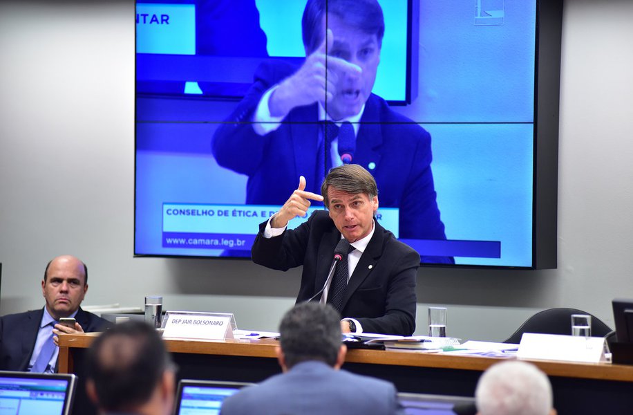 Deputado Jair Bolsonaro (PSC-RJ) diz ser vítima de perseguição política e assegura que nada o impedirá de lançar candidatura à Presidência da República em 2018; "Gostem ou não gostem, eu sou candidato em 2018", anunciou, durante sessão do Conselho de Ética que analisa o processo por quebra de decoro parlamentar contra o deputado Jean Wyllys (PSOL-RJ); ele destacou já ter respondido a 30 processos; "É uma perseguição atrás da outra" (Foto: Gisele Federicce) Deputado Jair Bolsonaro (PSC-RJ) diz ser vítima de perseguição política e assegura que nada o impedirá de lançar candidatura à Presidência da República em 2018; "Gostem ou não gostem, eu sou candidato em 2018", anunciou, durante sessão do Conselho de Ética que analisa o processo por quebra de decoro parlamentar contra o deputado Jean Wyllys (PSOL-RJ); ele destacou já ter respondido a 30 processos; "É uma perseguição atrás da outra"