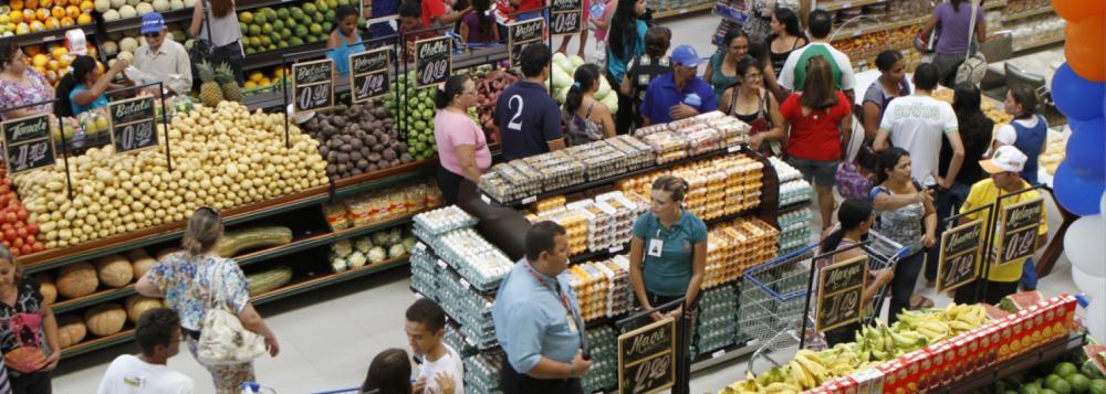A informação foi divulgada pela Associação Brasileira de Supermercados, comparando a alta com o mesmo período do ano passado; de acordo com os dados, nesse percentual, já está considerado o desconto da inflação do período, medida pelo Índice Nacional ao Consumidor Amplo (IPCA), do IBGE; no acumulado desde janeiro deste ano, há um recuo de 1,02%, também com valor já deflacionado; se comparado a igual mês do ano passado, as vendas caíram 1,56% (Foto: Leonardo Lucena) A informação foi divulgada pela Associação Brasileira de Supermercados, comparando a alta com o mesmo período do ano passado; de acordo com os dados, nesse percentual, já está considerado o desconto da inflação do período, medida pelo Índice Nacional ao Consumidor Amplo (IPCA), do IBGE; no acumulado desde janeiro deste ano, há um recuo de 1,02%, também com valor já deflacionado; se comparado a igual mês do ano passado, as vendas caíram 1,56%