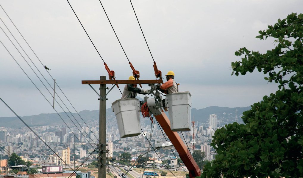 Afirmação foi do diretor de Relações Institucionais da companhia, Luiz Fernando Rolla, nesta terça-feira; "Isso é quase 80% do nosso Ebitda do ano. Estou financiando o consumidor em um volume bastante significativo, que vai me trazer dificuldades, pois vou ter que fazer um endividamento adicional que vai me impedir de continuar investindo na melhoria dos serviços", afirmou Rolla (Foto: Gisele Federicce) Afirmação foi do diretor de Relações Institucionais da companhia, Luiz Fernando Rolla, nesta terça-feira; "Isso é quase 80% do nosso Ebitda do ano. Estou financiando o consumidor em um volume bastante significativo, que vai me trazer dificuldades, pois vou ter que fazer um endividamento adicional que vai me impedir de continuar investindo na melhoria dos serviços", afirmou Rolla