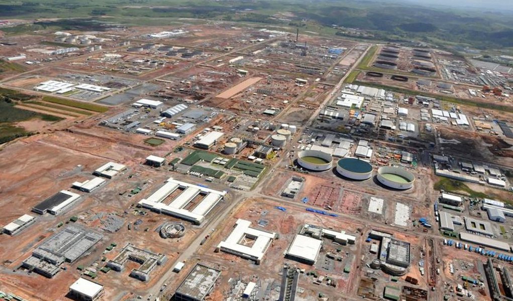 Petrobras quer colocar em operação 100% da capacidade de produção do primeiro trem de refino da Refinaria Abreu e Lima (Rnest), em Suape (PE); a Renest opera com apenas 64% da capacidade do primeiro trem por não ter cumprido todas as exigências ambientais solilicitadas pelos órgãos competentes; para ampliar os volumes produzidos, a estatal encaminhou uma série de estudos e documentos à Agência Estadual de Meio Ambiente (CPRH) alegando ser possível operar a unidade de refino, promovendo apenas algumas alterações no projeto, sem afetar o meio ambiente; CPRH deverá se posicionar sobre o assunto em janeiro do próximo ano (Foto: Paulo Emílio) Petrobras quer colocar em operação 100% da capacidade de produção do primeiro trem de refino da Refinaria Abreu e Lima (Rnest), em Suape (PE); a Renest opera com apenas 64% da capacidade do primeiro trem por não ter cumprido todas as exigências ambientais solilicitadas pelos órgãos competentes; para ampliar os volumes produzidos, a estatal encaminhou uma série de estudos e documentos à Agência Estadual de Meio Ambiente (CPRH) alegando ser possível operar a unidade de refino, promovendo apenas algumas alterações no projeto, sem afetar o meio ambiente; CPRH deverá se posicionar sobre o assunto em janeiro do próximo ano