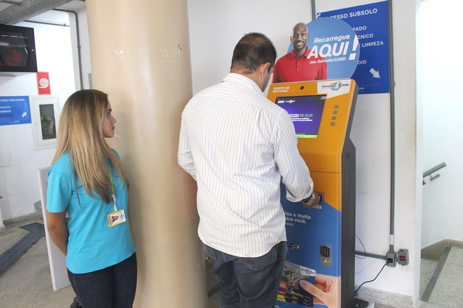 Mais uma prefeitura-bairro recebeu o sistema de autoatendimento do SalvadorCard; nesta segunda-feira, a máquina foi instalada na unidade Centro/Brotas, na Praça da Sé; com média de 500 atendimentos diários, o serviço está disponível em outras seis subprefeituras: Subúrbio/Ilhas; Cidade Baixa; Cajazeiras; Itapuã; Cabula e Pau da Lima; a implantação do equipamento em diversas regiões da capital baiana visa descentralizar o atendimento dos postos principais do Setps - Comércio, Iguatemi e Lapa (Foto: Romulo Faro) Mais uma prefeitura-bairro recebeu o sistema de autoatendimento do SalvadorCard; nesta segunda-feira, a máquina foi instalada na unidade Centro/Brotas, na Praça da Sé; com média de 500 atendimentos diários, o serviço está disponível em outras seis subprefeituras: Subúrbio/Ilhas; Cidade Baixa; Cajazeiras; Itapuã; Cabula e Pau da Lima; a implantação do equipamento em diversas regiões da capital baiana visa descentralizar o atendimento dos postos principais do Setps - Comércio, Iguatemi e Lapa