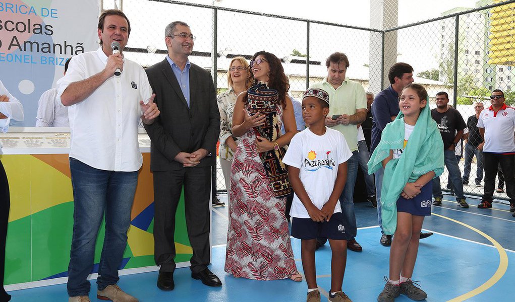 prefeito do Rio de Janeiro, Eduardo Paes, inaugurou mais uma unidade escolar construída pelo programa Fábrica de Escolas do Amanhã Governador Leonel Brizola, em Jacarepaguá, zona oeste da cidade; a Escola Municipal Primário Azerbaijão, no Anil, vai beneficiar 720 alunos, do 1º ao 6º ano, que estudarão em turno único, com sete horas de aula por dia; o embaixador do Azerbaijão no Brasil, Elnur Sultanov, esteve presente na inauguração e presenteou a escola com um tapete, uma das tradições culturais do país europeu (Foto: Leonardo Lucena) prefeito do Rio de Janeiro, Eduardo Paes, inaugurou mais uma unidade escolar construída pelo programa Fábrica de Escolas do Amanhã Governador Leonel Brizola, em Jacarepaguá, zona oeste da cidade; a Escola Municipal Primário Azerbaijão, no Anil, vai beneficiar 720 alunos, do 1º ao 6º ano, que estudarão em turno único, com sete horas de aula por dia; o embaixador do Azerbaijão no Brasil, Elnur Sultanov, esteve presente na inauguração e presenteou a escola com um tapete, uma das tradições culturais do país europeu