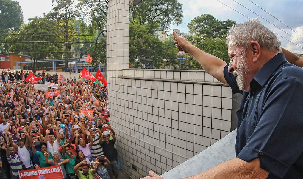 "A presidente Dilma Rousseff e a cúpula do governo aguardam a chegada do ex-presidente Lula em Brasília nas próximas horas para acertar seu ingresso no ministério. Embora ninguém ouse dizer "ele aceitou", o fato de estar vindo a Brasília indica disposição para aceitar. E com isso, Dilma lança mão de sua última carta, o ás de ouro, no esforço para salvar seu governo"; a informação é da colunista do 247, Tereza Cruvinel; ela pontua que a presidente será acusada ter abdicado para Lula e ele de estar fugindo de Sergio Moro, mas pondera, ao destacar declaração de um dirigente petista: "estamos numa guerra e o outro lado está fazendo uso de armamento pesado"; segundo Cruvinel, é mais provável que Lula vá para a Secretaria de Governo, porque a articulação política está a cargo desta pasta (Foto: Tereza Cruvinel) "A presidente Dilma Rousseff e a cúpula do governo aguardam a chegada do ex-presidente Lula em Brasília nas próximas horas para acertar seu ingresso no ministério. Embora ninguém ouse dizer "ele aceitou", o fato de estar vindo a Brasília indica disposição para aceitar. E com isso, Dilma lança mão de sua última carta, o ás de ouro, no esforço para salvar seu governo"; a informação é da colunista do 247, Tereza Cruvinel; ela pontua que a presidente será acusada ter abdicado para Lula e ele de estar fugindo de Sergio Moro, mas pondera, ao destacar declaração de um dirigente petista: "estamos numa guerra e o outro lado está fazendo uso de armamento pesado"; segundo Cruvinel, é mais provável que Lula vá para a Secretaria de Governo, porque a articulação política está a cargo desta pasta