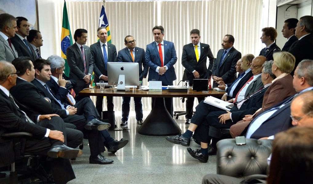 O Partido Progressista (PP), que possui a terceira maior bancada da Cãmara, decidirá sobre sua permanência na base do governo Dilma Rousseff entre pos dias 11 e 12 de abril; ideia é que a decisão ocorra um dia antes ou depois da votação do relatório da Comissão Especial do Impeachment, na Câmara dos Deputados; no momento, o partido encontra-se dividido sobre qual rumo tomar;"Não temos uma posição. Há posições claras de parlamentares que são contra e a favor", disse o líder da legenda na Câmara, Aguinaldo Ribeiro (PB) (Foto: Paulo Emílio) O Partido Progressista (PP), que possui a terceira maior bancada da Cãmara, decidirá sobre sua permanência na base do governo Dilma Rousseff entre pos dias 11 e 12 de abril; ideia é que a decisão ocorra um dia antes ou depois da votação do relatório da Comissão Especial do Impeachment, na Câmara dos Deputados; no momento, o partido encontra-se dividido sobre qual rumo tomar;"Não temos uma posição. Há posições claras de parlamentares que são contra e a favor", disse o líder da legenda na Câmara, Aguinaldo Ribeiro (PB)