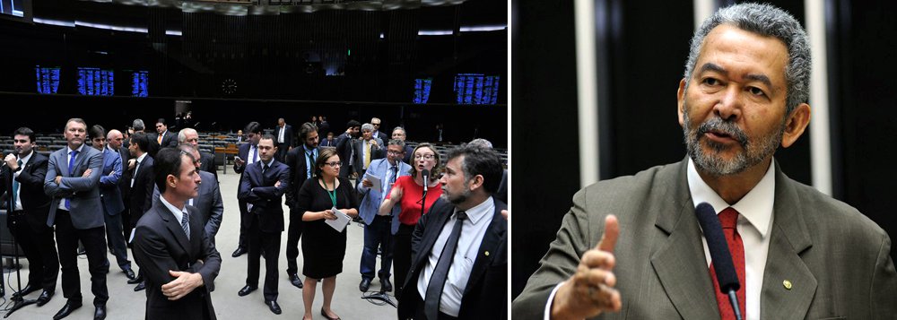 Caberá a bancada federal de Alagoas votar por último no processo de impeachment, portanto, os votos poderão ser decisivos no próximo domingo (17); defensor da presidente Dilma, o deputado Paulão (PT) acredita que o impedimento não irá passar: “Avalio que a gente vai ganhar. Vai ser uma eleição apertada, mas o impedimento não passará”; Paulão considera que o clima que se tem hoje nas ruas, de que o impeachment é irreversível, “foi criado pela grande mídia e pelo poder econômico” (Foto: Voney Malta) Caberá a bancada federal de Alagoas votar por último no processo de impeachment, portanto, os votos poderão ser decisivos no próximo domingo (17); defensor da presidente Dilma, o deputado Paulão (PT) acredita que o impedimento não irá passar: “Avalio que a gente vai ganhar. Vai ser uma eleição apertada, mas o impedimento não passará”; Paulão considera que o clima que se tem hoje nas ruas, de que o impeachment é irreversível, “foi criado pela grande mídia e pelo poder econômico”