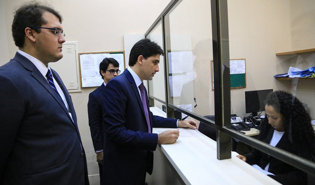 Deputado Silvio Costa Filho (PRB) ingressou com uma Ação Direta de Inconstitucionalidade, com pedido de liminar, contra o aumento do Imposto Predial e Territorial Urbano (IPTU) e a criação da Taxa de Coleta, Remoção e Destinação de Resíduos Sólidos Domiciliares (TRSD); medidas provocaram aumentos de 40%, 50% e até 100%, o que fere as garantias dadas ao contribuinte ela Constituição Federal; entidades como o Sindicato da Habitação em Pernambuco (Secovi-PE), Sindicato da Indústria da Construção Civil de Pernambuco (Sinduscon-PE) e Associação das Empresas do Mercado Imobiliário de Pernambuco (Ademi-PE) também pretendem ingressar com ações conjuntas contra o aumento do IPTU e a criação da TRSD (Foto: Paulo Emílio) Deputado Silvio Costa Filho (PRB) ingressou com uma Ação Direta de Inconstitucionalidade, com pedido de liminar, contra o aumento do Imposto Predial e Territorial Urbano (IPTU) e a criação da Taxa de Coleta, Remoção e Destinação de Resíduos Sólidos Domiciliares (TRSD); medidas provocaram aumentos de 40%, 50% e até 100%, o que fere as garantias dadas ao contribuinte ela Constituição Federal; entidades como o Sindicato da Habitação em Pernambuco (Secovi-PE), Sindicato da Indústria da Construção Civil de Pernambuco (Sinduscon-PE) e Associação das Empresas do Mercado Imobiliário de Pernambuco (Ademi-PE) também pretendem ingressar com ações conjuntas contra o aumento do IPTU e a criação da TRSD