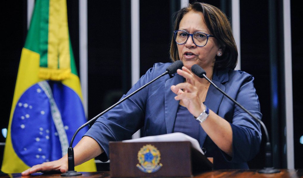 A senadora Fátima Bezerra chamou a atenção, nesta sexta (15), para o alerta feito pelo presidente do PT, Rui Falcão, de que “a tentativa de golpe que está sendo orquestrada no Congresso Nacional tem motivos sinistros, como o de abafar as investigações da Lava Jato"; para a senadora, o impeachment é uma farsa, em que deputados golpistas tentam assassinar a democracia; “Estão querendo condenar um governo, como se no Brasil o regime fosse parlamentarista, em que se derruba um Governo não pelo impeachment, mas pelo recall”, disse (Foto: Valter Lima) A senadora Fátima Bezerra chamou a atenção, nesta sexta (15), para o alerta feito pelo presidente do PT, Rui Falcão, de que “a tentativa de golpe que está sendo orquestrada no Congresso Nacional tem motivos sinistros, como o de abafar as investigações da Lava Jato"; para a senadora, o impeachment é uma farsa, em que deputados golpistas tentam assassinar a democracia; “Estão querendo condenar um governo, como se no Brasil o regime fosse parlamentarista, em que se derruba um Governo não pelo impeachment, mas pelo recall”, disse