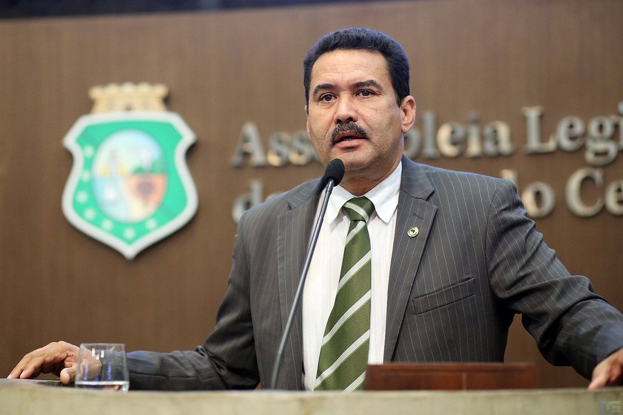 Uma sessão solene em comemoração ao Dia da Consciência Negra acontece nesta terça-feira (24), na Assembleia Legislativa. Para o deputado Moisés Braz (PT), que idealizou o evento, o Brasil possui uma dívida histórica com sua população negra e a sessão é uma forma de homenagear a “memória de Zumbi dos Palmares e as ações desenvolvidas pelos movimentos sociais e negros, demais entidades e personalidades que atuam na promoção da igualdade racial” (Foto: Rodrigo Rocha) Uma sessão solene em comemoração ao Dia da Consciência Negra acontece nesta terça-feira (24), na Assembleia Legislativa. Para o deputado Moisés Braz (PT), que idealizou o evento, o Brasil possui uma dívida histórica com sua população negra e a sessão é uma forma de homenagear a “memória de Zumbi dos Palmares e as ações desenvolvidas pelos movimentos sociais e negros, demais entidades e personalidades que atuam na promoção da igualdade racial”