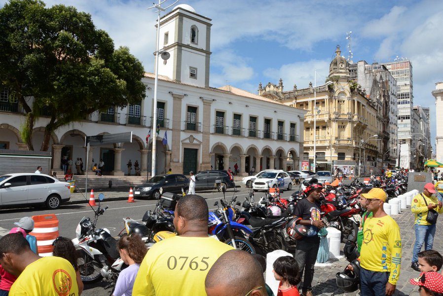 A 'Tribuna Popular' da Câmara Municipal foi ocupada pelo presidente do Sindimoto, Henrique Baltazar, na sessão ordinária de segunda-feira (25); ele pediu empenho dos vereadores na tramitação do Executivo que regulamenta o serviço de mototáxi, ouvindo a categoria; Baltazar protestou pelo fato de a entidade ter sido excluída da entrevista coletiva em que o prefeito ACM NEto (DEM) anunciou o envio do projeto para a Câmara, e defendeu que as reivindicações apresentadas à Comissão de Transporte; "Nós elaboramos com a Comissão um esboço de regulamentação que contempla a categoria", diz Baltazar (Foto: Romulo Faro) A 'Tribuna Popular' da Câmara Municipal foi ocupada pelo presidente do Sindimoto, Henrique Baltazar, na sessão ordinária de segunda-feira (25); ele pediu empenho dos vereadores na tramitação do Executivo que regulamenta o serviço de mototáxi, ouvindo a categoria; Baltazar protestou pelo fato de a entidade ter sido excluída da entrevista coletiva em que o prefeito ACM NEto (DEM) anunciou o envio do projeto para a Câmara, e defendeu que as reivindicações apresentadas à Comissão de Transporte; "Nós elaboramos com a Comissão um esboço de regulamentação que contempla a categoria", diz Baltazar