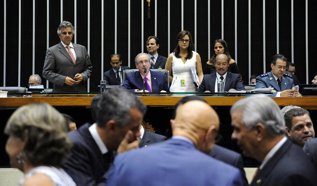 "A sessão de ontem prometia fortes emoções. Havia murmúrios de uma revolta latente. Tudo poderia acontecer. Nenhum deputado dirigiria a palavra ao presidente. Todos ficariam de costas para a mesa diretora", esperava Alex Solnik, como descreve em seu blog no 247; no entanto, a realidade foi outra: "Nem os deputados deram pelota para o noticiário que enlameia Cunha (com a honrosa exceção dos do PSOL), respeitaram-no o tempo todo, jamais questionaram sua legitimidade, sempre o chamando de 'presidente'" (Foto: Alex Solnik) "A sessão de ontem prometia fortes emoções. Havia murmúrios de uma revolta latente. Tudo poderia acontecer. Nenhum deputado dirigiria a palavra ao presidente. Todos ficariam de costas para a mesa diretora", esperava Alex Solnik, como descreve em seu blog no 247; no entanto, a realidade foi outra: "Nem os deputados deram pelota para o noticiário que enlameia Cunha (com a honrosa exceção dos do PSOL), respeitaram-no o tempo todo, jamais questionaram sua legitimidade, sempre o chamando de 'presidente'"