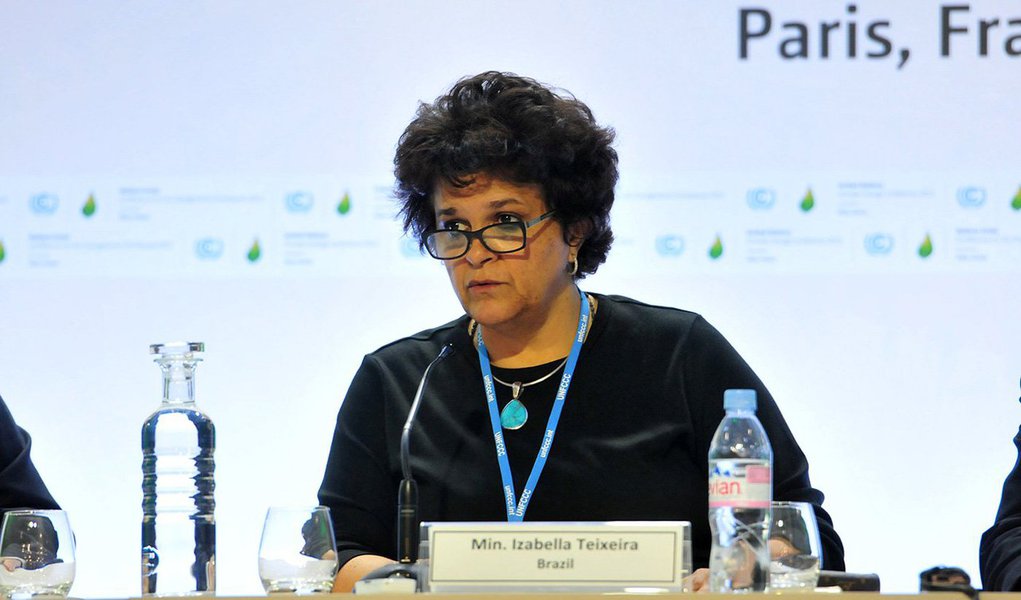 Ministra do Meio Ambiente, Izabella Teixeira, chefe da delegação brasileira, comemorou o texto final do acordo firmado na capital francesa; "O País está muito satisfeito com o acordo, que reflete as visões que o governo defendeu"; ministra citou os pontos sobre o limite de aumento da temperatura até 2100 e a decisão sobre recursos financeiros de US$ 100 bilhões; "É tudo que o Brasil defende. Nós chegamos com uma INDC forte, e roubamos a cena" (Foto: José Barbacena) Ministra do Meio Ambiente, Izabella Teixeira, chefe da delegação brasileira, comemorou o texto final do acordo firmado na capital francesa; "O País está muito satisfeito com o acordo, que reflete as visões que o governo defendeu"; ministra citou os pontos sobre o limite de aumento da temperatura até 2100 e a decisão sobre recursos financeiros de US$ 100 bilhões; "É tudo que o Brasil defende. Nós chegamos com uma INDC forte, e roubamos a cena"
