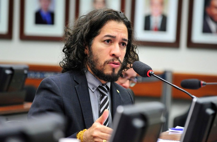 Deputado Jean Wyllys (PSOL-RJ) afirma que o jornal O Globo "continua a mentir" sobre destinação de recursos do governo às emendas de sua autoria aprovadas na Câmara; ele afirma que o diário tenta incutir tese de que os R$ 22 milhões liberados pelo governo seriam uma forma de 'agrado' por ele se posicionar contra o impeachment da presidente Dilma Rousseff, e garante que vai manter interpelação judicial por calúnia (Foto: Romulo Faro) Deputado Jean Wyllys (PSOL-RJ) afirma que o jornal O Globo "continua a mentir" sobre destinação de recursos do governo às emendas de sua autoria aprovadas na Câmara; ele afirma que o diário tenta incutir tese de que os R$ 22 milhões liberados pelo governo seriam uma forma de 'agrado' por ele se posicionar contra o impeachment da presidente Dilma Rousseff, e garante que vai manter interpelação judicial por calúnia