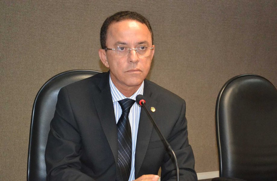 A Assembleia Legislativa aprovou carta aberta intitulada 'Carta da Bahia', cujo objetivo é buscar a retomada das obras do Estaleiro Enseada do Paraguaçu; será encaminhado ao Planalto, ao governo da Bahia, à Petrobras, ao Senado e à Câmara dos Deputados; presidente da Comissão de Desenvolvimento Econômico da Assembleia, o deputado Hildécio Meireles diz que o objetivo é apelar não apenas pelo retorno das intervenções, mas também da fabricação das sondas de perfuração para exploração do pré-sal, "de forma a impedir que a indústria naval baiana regrida ainda mais" (Foto: Romulo Faro) A Assembleia Legislativa aprovou carta aberta intitulada 'Carta da Bahia', cujo objetivo é buscar a retomada das obras do Estaleiro Enseada do Paraguaçu; será encaminhado ao Planalto, ao governo da Bahia, à Petrobras, ao Senado e à Câmara dos Deputados; presidente da Comissão de Desenvolvimento Econômico da Assembleia, o deputado Hildécio Meireles diz que o objetivo é apelar não apenas pelo retorno das intervenções, mas também da fabricação das sondas de perfuração para exploração do pré-sal, "de forma a impedir que a indústria naval baiana regrida ainda mais"