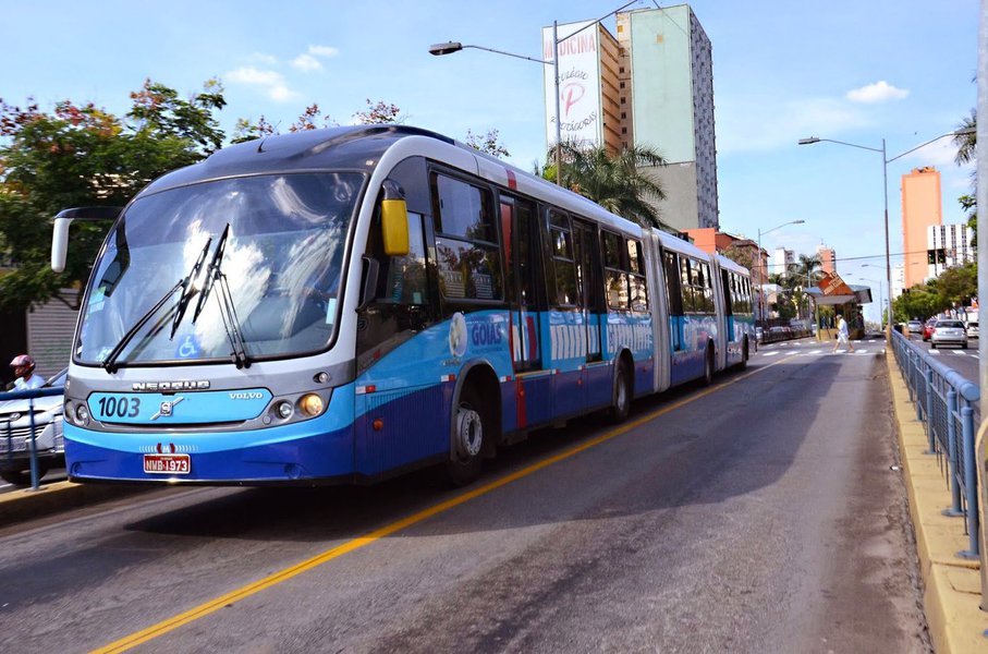 Governo alega que a medida se faz necessária em razão das extensões do Eixo Anhanguera em setembro do ano passado, que fizeram com que a Metrobus tenha passado a operar mercados com passageiros concedidos a outras empresas, gerando sobreposição de linhas de serviço de transporte na Rede Metropolitana de Transporte Coletivo (RMTC); Metrobus deve ficar com até 50% de participação. “Esta operação deve começar em janeiro para que, em curto prazo, tenhamos significativas melhorias na maior linha de ônibus da capital, inclusive até suas extensão em Senador Canedo, Trindade e Goianira", afirmou ao Giro, o presidente da Goiás Parcerias, Cyro Miranda (Foto: Realle Palazzo-Martini) Governo alega que a medida se faz necessária em razão das extensões do Eixo Anhanguera em setembro do ano passado, que fizeram com que a Metrobus tenha passado a operar mercados com passageiros concedidos a outras empresas, gerando sobreposição de linhas de serviço de transporte na Rede Metropolitana de Transporte Coletivo (RMTC); Metrobus deve ficar com até 50% de participação. “Esta operação deve começar em janeiro para que, em curto prazo, tenhamos significativas melhorias na maior linha de ônibus da capital, inclusive até suas extensão em Senador Canedo, Trindade e Goianira", afirmou ao Giro, o presidente da Goiás Parcerias, Cyro Miranda