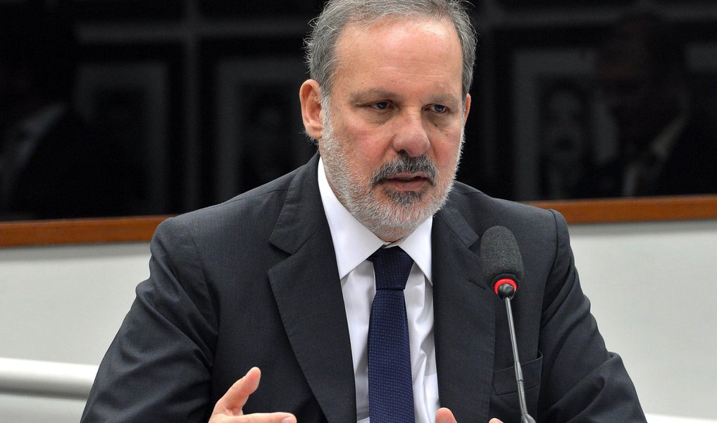 Ministro do Desenvolvimento, Indústria e Comércio Exterior, Armando Monteiro Neto (PTB-PE), afirmou esperar que o Congresso Nacional resolva rapidamente o processo de impeachment da presidente Dilma Rousseff, até porque a "disputa política chegou ao paroxismo, ao limite"; ele também alertou aoposição para o fato de que "o Brasil não é um país qualquer em que você depõe presidente por vontade de setores da oposição. O governo tem muitos argumentos para mostrar que não há crime de responsabilidade", disparou (Foto: Paulo Emílio) Ministro do Desenvolvimento, Indústria e Comércio Exterior, Armando Monteiro Neto (PTB-PE), afirmou esperar que o Congresso Nacional resolva rapidamente o processo de impeachment da presidente Dilma Rousseff, até porque a "disputa política chegou ao paroxismo, ao limite"; ele também alertou aoposição para o fato de que "o Brasil não é um país qualquer em que você depõe presidente por vontade de setores da oposição. O governo tem muitos argumentos para mostrar que não há crime de responsabilidade", disparou