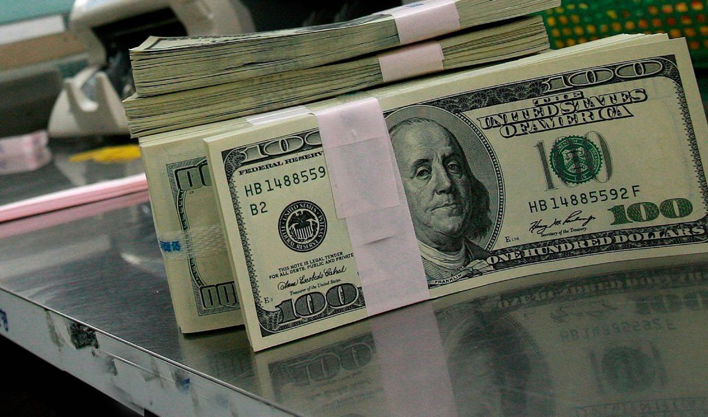 Após apresentar altas por quatro dias consecutivos, moeda norte-americana fechou em queda de 0,9% nesta quinta-feira (22); dólar fechou o dia cotado a R$ 3,9075 para venda, após acumular alta de 3,75% nas quatro últimas sessões (Foto: Paulo Emílio) Após apresentar altas por quatro dias consecutivos, moeda norte-americana fechou em queda de 0,9% nesta quinta-feira (22); dólar fechou o dia cotado a R$ 3,9075 para venda, após acumular alta de 3,75% nas quatro últimas sessões