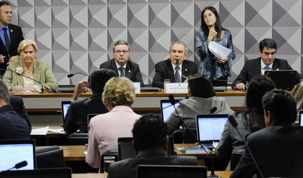 Comissão Especial do Impeachment no Senado aprovou nesta quarta-feria, 27, que os autores da denúncia que deu origem ao processo de impeachment, Janaína Paschoal e Miguel Reale Júnior, serão ouvidos nesta quinta-feira, 28; já na sexta-feira, 29, será ouvido o advogado-geral da União, José Eduardo Cardozo, responsável pela defesa da presidente Dilma Rousseff; também serão ouvidos Nelson Barbosa (Fazenda) e Kátia Abreu (Agricultura), além de um representante do Banco do Brasil; confira quem mais será ouvido na comissão (Foto: Aquiles Lins) Comissão Especial do Impeachment no Senado aprovou nesta quarta-feria, 27, que os autores da denúncia que deu origem ao processo de impeachment, Janaína Paschoal e Miguel Reale Júnior, serão ouvidos nesta quinta-feira, 28; já na sexta-feira, 29, será ouvido o advogado-geral da União, José Eduardo Cardozo, responsável pela defesa da presidente Dilma Rousseff; também serão ouvidos Nelson Barbosa (Fazenda) e Kátia Abreu (Agricultura), além de um representante do Banco do Brasil; confira quem mais será ouvido na comissão