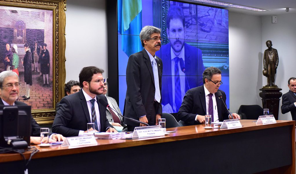 Foram 17 votos a favor, 9 contra e 1 abstenção; o relator, deputado Luiz Sérgio (PT-RJ), defendeu o relatório citando as dificuldades encontrada na condução das investigações:“Durante as investigações pessoas ficaram caladas, a CPI que não teve acesso às delações premiadas e que foram vazadas na mídia”, disse; texto isenta o ex-presidente Lula, a presidente Dilma Rousseff e os ex-presidentes da empresa José Sérgio Gabrielli e Graça Foster; sugere indiciamento de ao menos 70 pessoas, sem incluir políticos, como os ex-diretores da Petrobras Paulo Roberto Costa e Renato Duque, além dos ex-gerentes Pedro Barusco e Venina Velosa (Foto: Roberta Namour) Foram 17 votos a favor, 9 contra e 1 abstenção; o relator, deputado Luiz Sérgio (PT-RJ), defendeu o relatório citando as dificuldades encontrada na condução das investigações:“Durante as investigações pessoas ficaram caladas, a CPI que não teve acesso às delações premiadas e que foram vazadas na mídia”, disse; texto isenta o ex-presidente Lula, a presidente Dilma Rousseff e os ex-presidentes da empresa José Sérgio Gabrielli e Graça Foster; sugere indiciamento de ao menos 70 pessoas, sem incluir políticos, como os ex-diretores da Petrobras Paulo Roberto Costa e Renato Duque, além dos ex-gerentes Pedro Barusco e Venina Velosa