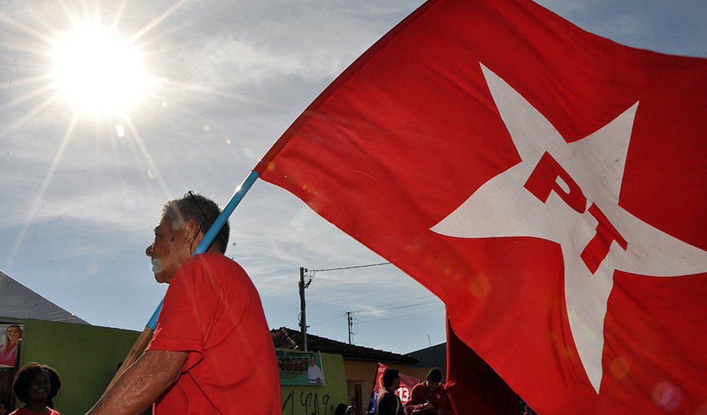 A possibilidade de impeachment da presidente Dilma Rousseff e a crise da imagem do PT impulsionaram o movimento de debandada de prefeitos petistas para outros partidos políticos; a seis meses das eleições municipais, 135 dos 638 prefeitos eleitos pelo PT pediram desfiliação ou foram expulsos do partido; o maior desgaste da legenda está concentrado em São Paulo, Paraná e Rio de Janeiro (Foto: Valter Lima) A possibilidade de impeachment da presidente Dilma Rousseff e a crise da imagem do PT impulsionaram o movimento de debandada de prefeitos petistas para outros partidos políticos; a seis meses das eleições municipais, 135 dos 638 prefeitos eleitos pelo PT pediram desfiliação ou foram expulsos do partido; o maior desgaste da legenda está concentrado em São Paulo, Paraná e Rio de Janeiro
