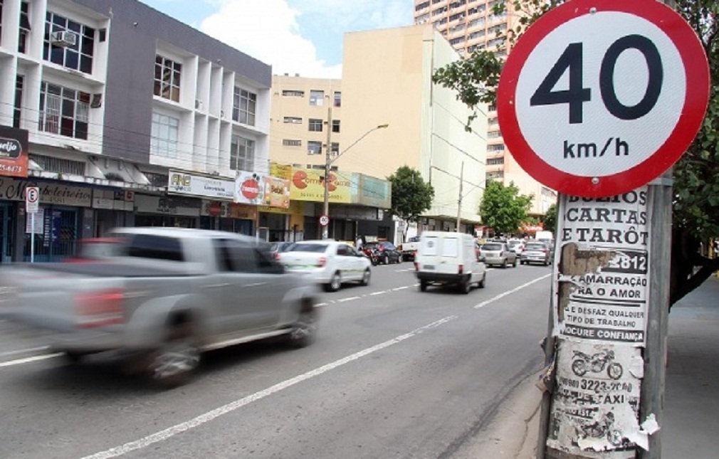 Vereador Geovani Antônio quer realizar audiência pública na Câmara Municipal para discutir sobre a implantação da Área 40 na região do Centro da capital; ele questiona a diminuição da velocidade de 60 para 40 quilômetros por hora pois, segundo ele, “a medida reduziu a fluidez do tráfego na região sem, contudo, diminuir os congestionamentos e acidentes” (Foto: José Barbacena) Vereador Geovani Antônio quer realizar audiência pública na Câmara Municipal para discutir sobre a implantação da Área 40 na região do Centro da capital; ele questiona a diminuição da velocidade de 60 para 40 quilômetros por hora pois, segundo ele, “a medida reduziu a fluidez do tráfego na região sem, contudo, diminuir os congestionamentos e acidentes”