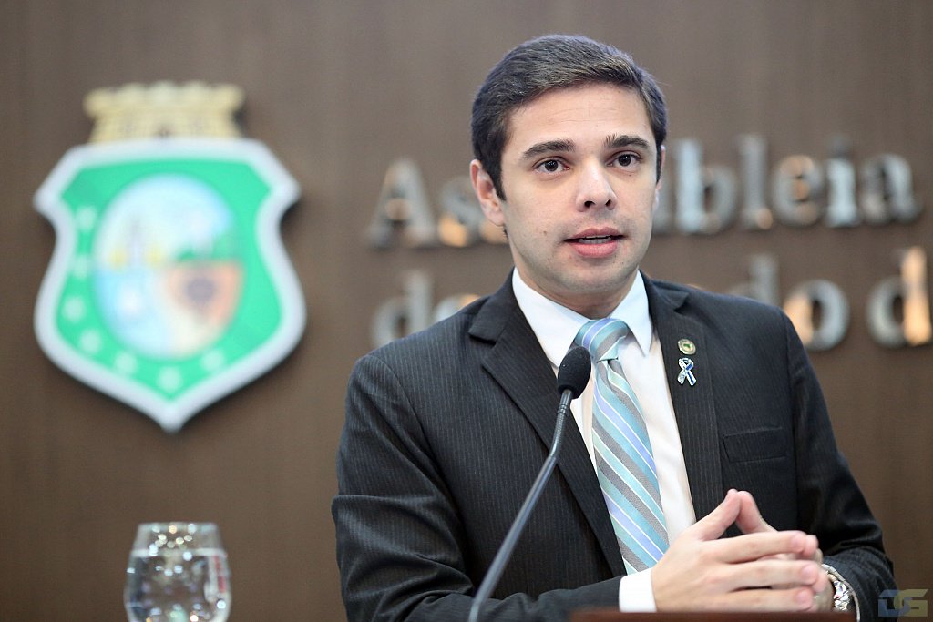Os deputados Rachel Marques (PT), Augusta Brito (PCdoB), Elmano de Freitas (PT), Júlio César (PTN) e Zé Ailton Brasil (PP) criticaram o processo de impeachment da presidente Dilma em sessão desta terça-feira (8) na Assembleia Legislativa. "Não podemos deixar que a população embarque nessa aventura golpista. Temos que esclarecer a todos da importância de se manter o regime democrático e procurar evitar que a economia do país seja ainda mais prejudicada por essas manobras", disse Júlio César (PTN) (Foto: Rodrigo Rocha) Os deputados Rachel Marques (PT), Augusta Brito (PCdoB), Elmano de Freitas (PT), Júlio César (PTN) e Zé Ailton Brasil (PP) criticaram o processo de impeachment da presidente Dilma em sessão desta terça-feira (8) na Assembleia Legislativa. "Não podemos deixar que a população embarque nessa aventura golpista. Temos que esclarecer a todos da importância de se manter o regime democrático e procurar evitar que a economia do país seja ainda mais prejudicada por essas manobras", disse Júlio César (PTN)