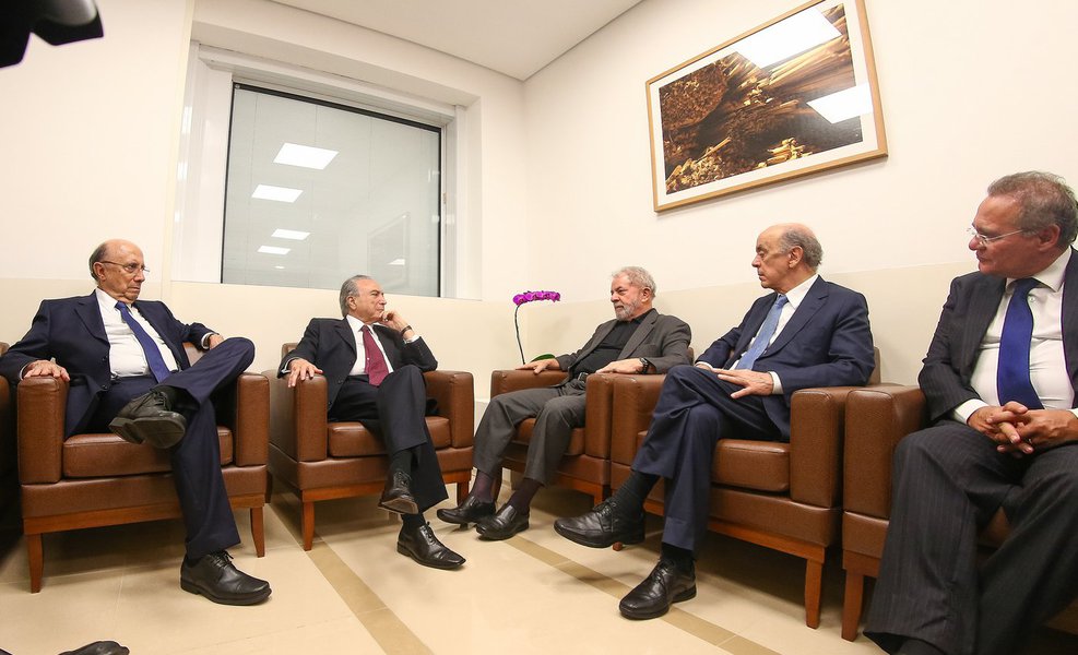 O ex-presidente Luiz Inácio Lula da Silva recebeu na noite de ontem Michel Temer, cujo governo negou à ONU qualquer tipo de perseguição na Lava Jato, e José Serra, que chegou a dizer à revista Veja que Lula poderia fugir do Brasil; detalhes: Temer foi citado 43 vezes na primeira delação da Odebrecht e Serra aparece como beneficiário de uma propina de R$ 23 milhões na Suíça (Foto: Leonardo Attuch) O ex-presidente Luiz Inácio Lula da Silva recebeu na noite de ontem Michel Temer, cujo governo negou à ONU qualquer tipo de perseguição na Lava Jato, e José Serra, que chegou a dizer à revista Veja que Lula poderia fugir do Brasil; detalhes: Temer foi citado 43 vezes na primeira delação da Odebrecht e Serra aparece como beneficiário de uma propina de R$ 23 milhões na Suíça