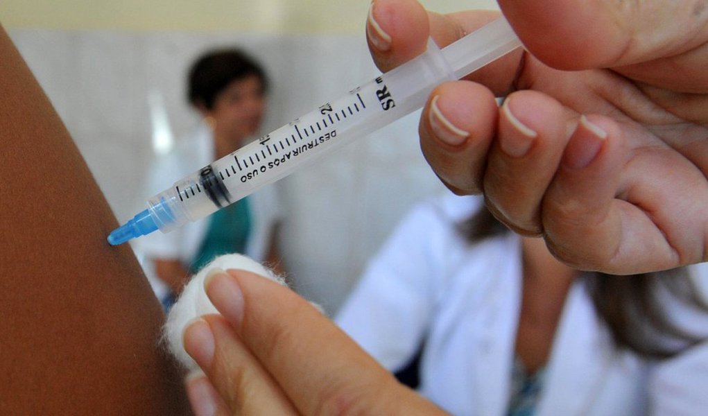 Secretaria Estadual de Saúde (SES) de Pernambuco confirmou a ocorrência de quatro mortes em decorrência do vírus H1N1 no Estado; segundo a SES, todos os casos foram registrados no Recife e os pacientes tinham Síndrome Respiratória Aguda Grave (SRAG), provocada pelo vírus; até o dia 23 de abril, Pernambuco possuía o registro de 20 casos de SRAG que levaram os pacientes a óbito; deste total, sete investigações sobre as causas da doença foram encerradas em função de resultados inconclusivos sobre o que teria provocado a síndrome e outros dois foram descartados para influenza, incluindo o H1N1; todos os demais casos continuam sob investigação (Foto: Paulo Emílio) Secretaria Estadual de Saúde (SES) de Pernambuco confirmou a ocorrência de quatro mortes em decorrência do vírus H1N1 no Estado; segundo a SES, todos os casos foram registrados no Recife e os pacientes tinham Síndrome Respiratória Aguda Grave (SRAG), provocada pelo vírus; até o dia 23 de abril, Pernambuco possuía o registro de 20 casos de SRAG que levaram os pacientes a óbito; deste total, sete investigações sobre as causas da doença foram encerradas em função de resultados inconclusivos sobre o que teria provocado a síndrome e outros dois foram descartados para influenza, incluindo o H1N1; todos os demais casos continuam sob investigação