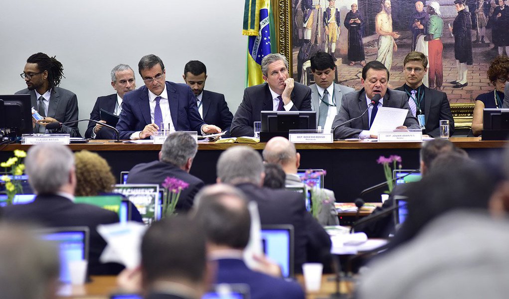 Os opositores do governo, em especial a grande mídia, setores do Judiciário e os políticos que provocaram as crises que praticamente paralisaram a Nação serão responsabilizados, perante a História, pelos males que advirão do caos que se instalará no país (Foto: Ribamar Fonseca) Os opositores do governo, em especial a grande mídia, setores do Judiciário e os políticos que provocaram as crises que praticamente paralisaram a Nação serão responsabilizados, perante a História, pelos males que advirão do caos que se instalará no país