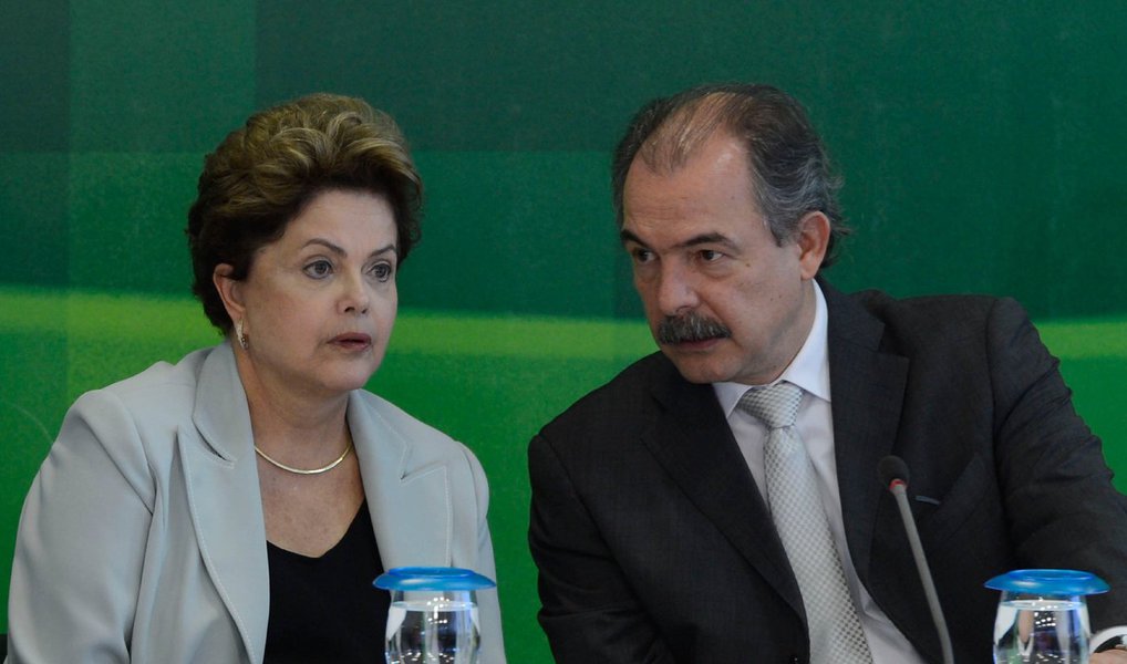 Presidente Dilma Rousseff está reunida neste momento com o ministro da Educação, Aloizio Mercadante, no Palácio do Planalto; Mercadante foi chamado para explicações após a revelação de que teria tentado oferecer ajuda financeira para ao senador Delcídio do Amaral (PT-MS), para que ele não firmasse acordo de delação premiada; supostos diálogos de conversas de José Eduardo Marzagão, assessor de Delcídio, com Mercadante, foram divulgados após a homologação da delação de Delcídio pelo ministro Teori Zavascki, que retirou o sigilo das declarações do senador (Foto: Aquiles Lins) Presidente Dilma Rousseff está reunida neste momento com o ministro da Educação, Aloizio Mercadante, no Palácio do Planalto; Mercadante foi chamado para explicações após a revelação de que teria tentado oferecer ajuda financeira para ao senador Delcídio do Amaral (PT-MS), para que ele não firmasse acordo de delação premiada; supostos diálogos de conversas de José Eduardo Marzagão, assessor de Delcídio, com Mercadante, foram divulgados após a homologação da delação de Delcídio pelo ministro Teori Zavascki, que retirou o sigilo das declarações do senador
