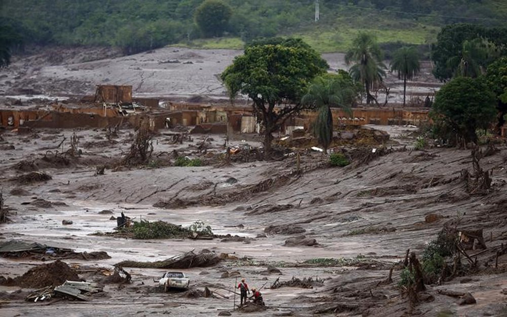 Bombeiros procuram vítimas em Bento Rodrigues, distrito de Mariana (MG) que foi inundado por lama após rompimento de barragens da mineradora Samarco. 08/11/2015 REUTERS/Ricardo Moraes (Foto: Lucas Rodrigo Ogawa) Bombeiros procuram vítimas em Bento Rodrigues, distrito de Mariana (MG) que foi inundado por lama após rompimento de barragens da mineradora Samarco. 08/11/2015 REUTERS/Ricardo Moraes