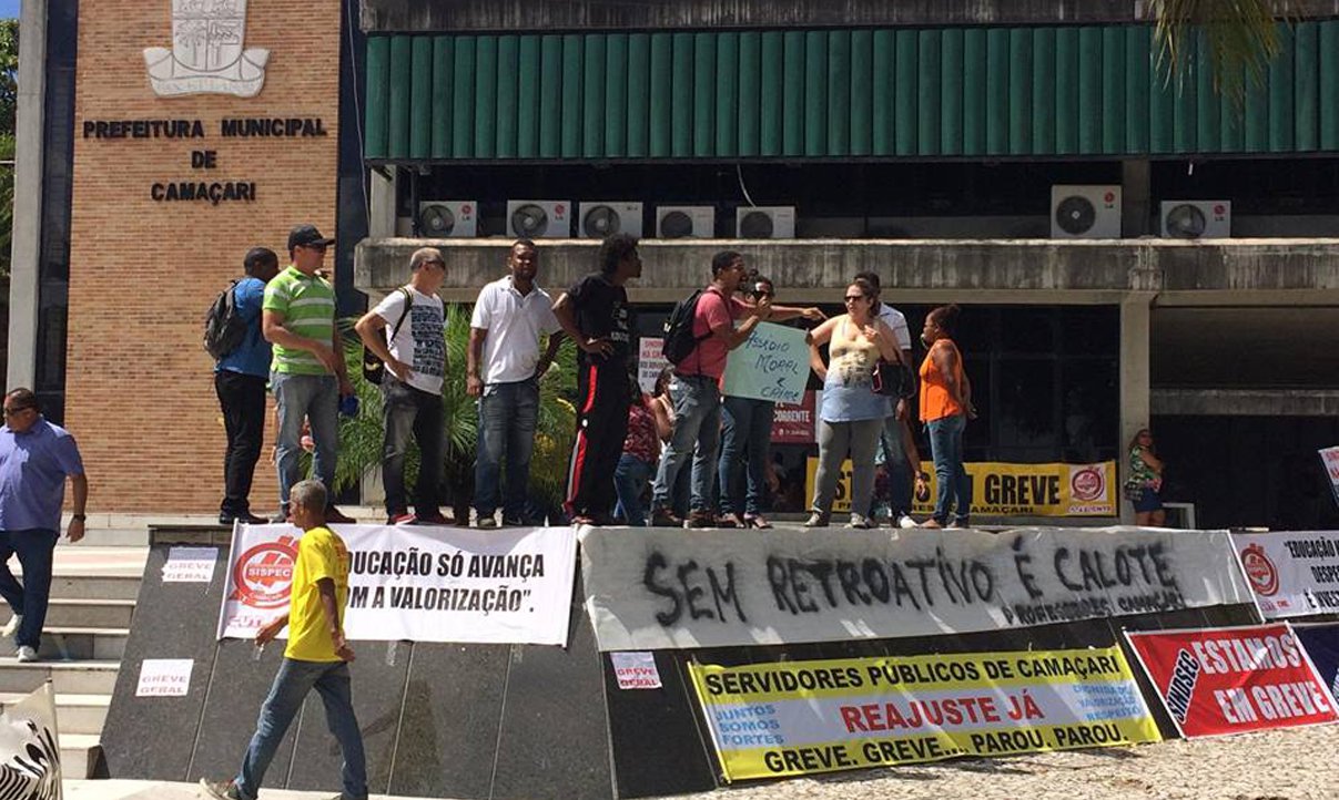 O Tribunal de Justiça da Bahia (TJBA) considerou 'abusivo' o movimento grevista dos servidores públicos de Camaçari, que já dura um mês; decisão judicial obriga o retorno imediato ao trabalho de 70% dos servidores, sob pena de pagamento de multa diária de R$ 100 mil, por parte do Sindsec (Sindicato dos Servidores Públicos de Camaçari) e Sispec (Sindicato dos Professores de Camaçari) (Foto: Romulo Faro) O Tribunal de Justiça da Bahia (TJBA) considerou 'abusivo' o movimento grevista dos servidores públicos de Camaçari, que já dura um mês; decisão judicial obriga o retorno imediato ao trabalho de 70% dos servidores, sob pena de pagamento de multa diária de R$ 100 mil, por parte do Sindsec (Sindicato dos Servidores Públicos de Camaçari) e Sispec (Sindicato dos Professores de Camaçari)