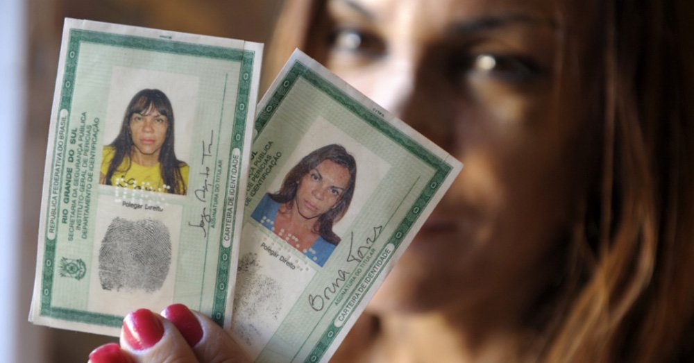 Decreto da presidente Dilma Rousseff que autoriza o uso do nome social e o reconhecimento da identidade de gênero de travestis e transexuais no âmbito da administração pública federal foi publicado nesta sexta-feira, 29, no Diário Oficial da União; "Os órgãos e as entidades da administração pública federal direta, autárquica e fundacional, em seus atos e procedimentos, deverão adotar o nome social da pessoa travesti ou transexual, de acordo com seu requerimento e com o disposto neste decreto", diz o texto; Secretaria de Direitos Humanos informou que ainda haverá um prazo de seis meses até um ano para que os sistemas informatizados implantem a mudança (Foto: Paulo Emílio) Decreto da presidente Dilma Rousseff que autoriza o uso do nome social e o reconhecimento da identidade de gênero de travestis e transexuais no âmbito da administração pública federal foi publicado nesta sexta-feira, 29, no Diário Oficial da União; "Os órgãos e as entidades da administração pública federal direta, autárquica e fundacional, em seus atos e procedimentos, deverão adotar o nome social da pessoa travesti ou transexual, de acordo com seu requerimento e com o disposto neste decreto", diz o texto; Secretaria de Direitos Humanos informou que ainda haverá um prazo de seis meses até um ano para que os sistemas informatizados implantem a mudança