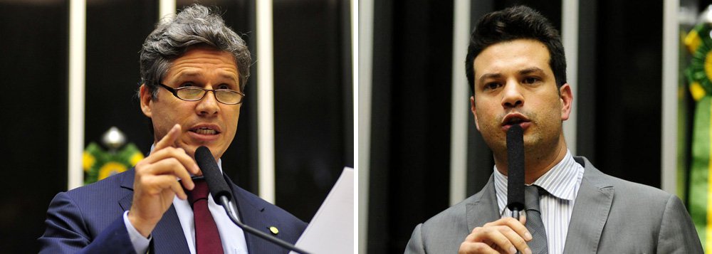 Governo já redistribuiu a partidos aliados cargos do PMDB, que ameaça rompimento na reunião do Diretório nacional marcada para estar terça-feira; foi o que aconteceu com o aliado do vice Michel Temer Henrique Pires, exonerado da presidência da Funasa na última quinta-feira; “Quem quer a cassação não vai permanecer no governo. Não essa de um pé em cada canoa. Saindo, vamos reestruturar o governo com aqueles que são contra o golpe”, disse o deputado Paulo Teixeira (PT-SP); líder do PMDB na Câmara, Leonardo Picciani vê como natural o movimento do governo, mas defende ‘tolerância’ aos ministros do partido que optarem por apoiar individualmente a presidente Dilma (Foto: Roberta Namour) Governo já redistribuiu a partidos aliados cargos do PMDB, que ameaça rompimento na reunião do Diretório nacional marcada para estar terça-feira; foi o que aconteceu com o aliado do vice Michel Temer Henrique Pires, exonerado da presidência da Funasa na última quinta-feira; “Quem quer a cassação não vai permanecer no governo. Não essa de um pé em cada canoa. Saindo, vamos reestruturar o governo com aqueles que são contra o golpe”, disse o deputado Paulo Teixeira (PT-SP); líder do PMDB na Câmara, Leonardo Picciani vê como natural o movimento do governo, mas defende ‘tolerância’ aos ministros do partido que optarem por apoiar individualmente a presidente Dilma