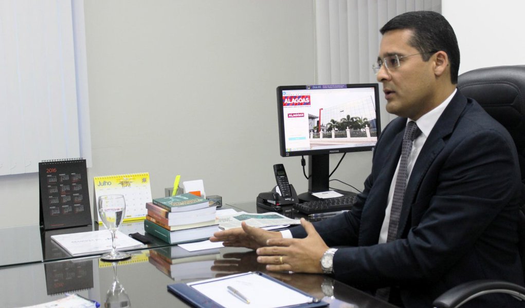 O futuro secretário estadual de Saúde será Christian Teixeira, que ocupa até o momento a Secretaria de Estado de Planejamento, Gestão e Patrimônio (Seplag); a confirmação da novidade foi dada tanto pelo gestor, como pela assessoria direta do governador Renan Filho (PMDB); ele não é ligado à Saúde, mas se tornou uma figura influente na administração peemedebista, com bom trânsito político na base governista (Foto: Leonardo Lucena) O futuro secretário estadual de Saúde será Christian Teixeira, que ocupa até o momento a Secretaria de Estado de Planejamento, Gestão e Patrimônio (Seplag); a confirmação da novidade foi dada tanto pelo gestor, como pela assessoria direta do governador Renan Filho (PMDB); ele não é ligado à Saúde, mas se tornou uma figura influente na administração peemedebista, com bom trânsito político na base governista
