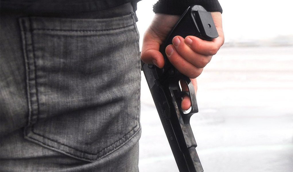 Segundo dados 9º Anuário Brasileiro de Segurança Pública, elaborado pelo Fórum Brasileiro de Segurança Pública, chega a 43 o número de pessoas assassinadas diariamente nas 27 capitais brasileiras ao longo do ano de 2014, um aumento de 0,8% sobre os casos registrados no exercício anterior; a capital do Ceará, Fortaleza, lidera o ranking nacional com 73,3 homicídios para cada grupo de 100 mil habitantes, seguida por Maceió (AL), com 69,5 assassinatos por 100 mil habitantes (Foto: Paulo Emílio) Segundo dados 9º Anuário Brasileiro de Segurança Pública, elaborado pelo Fórum Brasileiro de Segurança Pública, chega a 43 o número de pessoas assassinadas diariamente nas 27 capitais brasileiras ao longo do ano de 2014, um aumento de 0,8% sobre os casos registrados no exercício anterior; a capital do Ceará, Fortaleza, lidera o ranking nacional com 73,3 homicídios para cada grupo de 100 mil habitantes, seguida por Maceió (AL), com 69,5 assassinatos por 100 mil habitantes