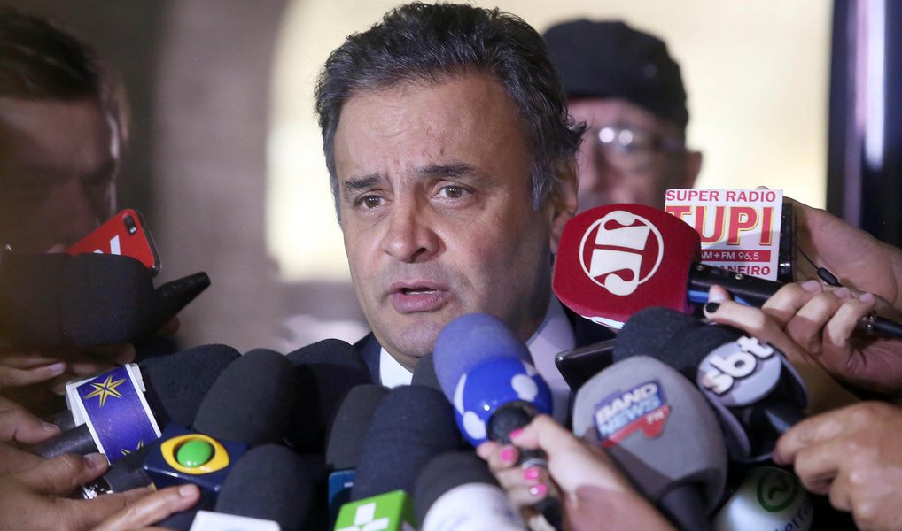 O presidente do PSDB, senador Aécio Neves (MG), afirmou nesta terça (26) que a direção do partido "não deve se opor" ao ingresso de tucanos em um eventual governo de Michel Temer (PMDB); "Há um disposição clara do PSDB de contribuir para a superação da crise", disse (Foto: Valter Lima) O presidente do PSDB, senador Aécio Neves (MG), afirmou nesta terça (26) que a direção do partido "não deve se opor" ao ingresso de tucanos em um eventual governo de Michel Temer (PMDB); "Há um disposição clara do PSDB de contribuir para a superação da crise", disse