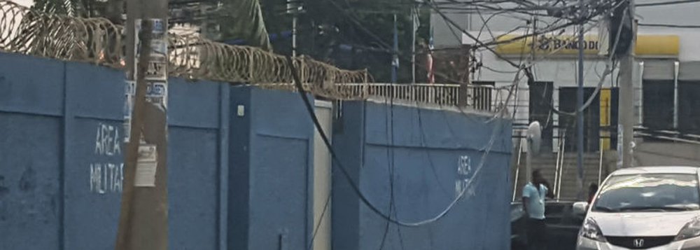 De acordo com o diretor de Iluminação Pública da Prefeitura de Salvador, Bruno Barral, desde o início do ano os casos de vandalismo e roubo de cabos já somam um prejuízo de R$ 203.125,26; "Existe um mercado ilegal de compra e venda desses fios de cobre, oriundos da iluminação pública, que precisa ser combatido. Pedimos o apoio da população nessa vigilância, denunciando seja por meio dos canais da Prefeitura – 156 e sistema Falasalvador, ou pelo 190 da Polícia Militar", afirma Barral (Foto: Romulo Faro) De acordo com o diretor de Iluminação Pública da Prefeitura de Salvador, Bruno Barral, desde o início do ano os casos de vandalismo e roubo de cabos já somam um prejuízo de R$ 203.125,26; "Existe um mercado ilegal de compra e venda desses fios de cobre, oriundos da iluminação pública, que precisa ser combatido. Pedimos o apoio da população nessa vigilância, denunciando seja por meio dos canais da Prefeitura – 156 e sistema Falasalvador, ou pelo 190 da Polícia Militar", afirma Barral