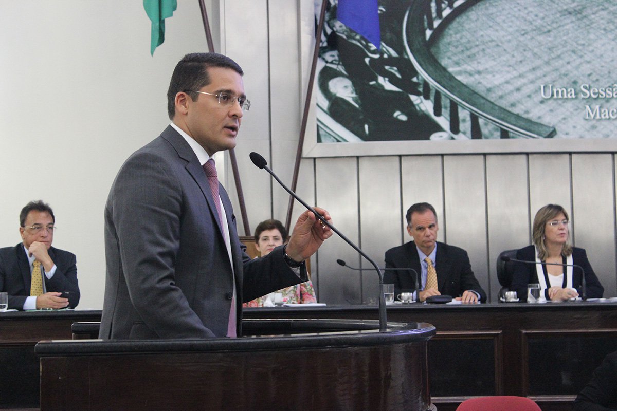 Recém-empossado secretário de Saúde de Alagoas, Christian Teixeira, declarou que vai utilizar a "criatividade" para superar a crise de abastecimento de medicamentos, insumos registrada em unidades mantidas pelo Poder Executivo na capital e no interior; "É preciso criatividade para superar essa questão do abastecimento, apostando no planejamento correto e, também, em novas ideias. Não posso deixar para comprar insumos e outros quando tiverem faltando nos locais. Logicamente, tenho que me adiantar a tudo isso", disse Christian (Foto: Voney Malta) Recém-empossado secretário de Saúde de Alagoas, Christian Teixeira, declarou que vai utilizar a "criatividade" para superar a crise de abastecimento de medicamentos, insumos registrada em unidades mantidas pelo Poder Executivo na capital e no interior; "É preciso criatividade para superar essa questão do abastecimento, apostando no planejamento correto e, também, em novas ideias. Não posso deixar para comprar insumos e outros quando tiverem faltando nos locais. Logicamente, tenho que me adiantar a tudo isso", disse Christian