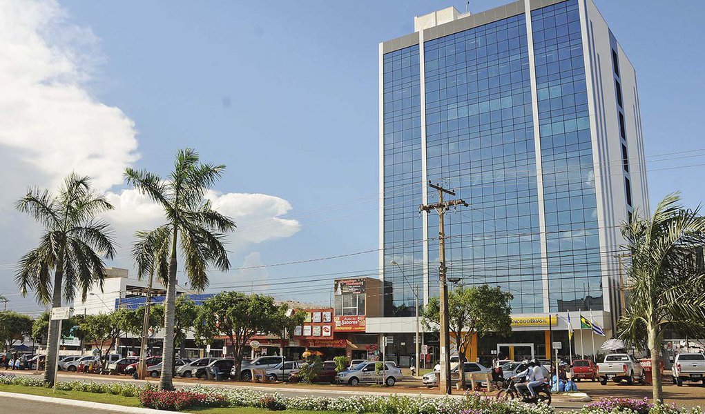 Em nota divulgada à imprensa, a Prefeitura de Palmas comemorou o fim da greve de professores da rede municipal, que durou 13 dias. Os professores voltaram às salas nesta terça-feira, 20; gestão do prefeito Carlos Amastha (PSB) disse que manteve o diálogo aberto com a categoria, apesar de a Justiça ter determinado a suspensão do movimento grevista, já no segundo dia de mobilização dos professores. "Em respeito aos educadores, aos alunos e ao contribuinte", diz a administração; "A gestão reforça também o seu compromisso em manter as atuais conquistas e investir cada vez mais na área", conclui (Foto: Aquiles Lins) Em nota divulgada à imprensa, a Prefeitura de Palmas comemorou o fim da greve de professores da rede municipal, que durou 13 dias. Os professores voltaram às salas nesta terça-feira, 20; gestão do prefeito Carlos Amastha (PSB) disse que manteve o diálogo aberto com a categoria, apesar de a Justiça ter determinado a suspensão do movimento grevista, já no segundo dia de mobilização dos professores. "Em respeito aos educadores, aos alunos e ao contribuinte", diz a administração; "A gestão reforça também o seu compromisso em manter as atuais conquistas e investir cada vez mais na área", conclui