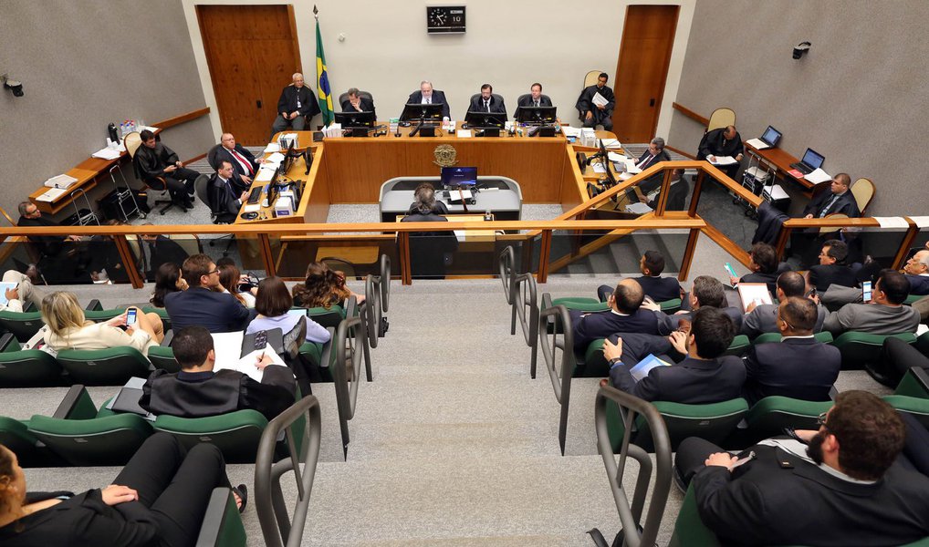 A Quinta Turma do Superior Tribunal de Justiça (STJ) negou nesta quinta (10) habeas corpus e manteve presos preventivamente o presidente da Andrade Gutierrez, Otávio Marques de Azevedo, e do executivo da construtora Élton Negrão de Azevedo Júnior, réus na Operação Lava Jato; o colegiado também negou liberdade ao publicitário Ricardo Hoffman e adiou o julgamento do habeas corpus de Rogério Santos de Araújo, da Odebrecht (Foto: Valter Lima) A Quinta Turma do Superior Tribunal de Justiça (STJ) negou nesta quinta (10) habeas corpus e manteve presos preventivamente o presidente da Andrade Gutierrez, Otávio Marques de Azevedo, e do executivo da construtora Élton Negrão de Azevedo Júnior, réus na Operação Lava Jato; o colegiado também negou liberdade ao publicitário Ricardo Hoffman e adiou o julgamento do habeas corpus de Rogério Santos de Araújo, da Odebrecht