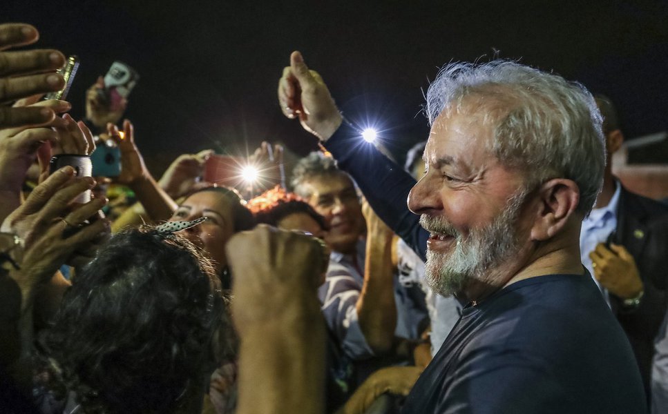 “Ninguém faz nada a não ser falar da dívida pública. Se eles não sabem governar, pede desculpa, vai embora, e deixa a gente governar, porque a gente sabe”, disse o ex-presidente Lula, durante a ExpoCatadores, na noite de ontem, em Belo Horizonte. “Quando nós ganhamos em 2002, o país estava quebrado. Nós disputamos, ganhamos, o país não quebrou e esse país passou a ter orgulho”; ele voltou a falar sobre o cerco judicial que vem sofrendo e se disse disposto a "passar por qualquer provação"; vídeo (Foto: Leonardo Attuch) “Ninguém faz nada a não ser falar da dívida pública. Se eles não sabem governar, pede desculpa, vai embora, e deixa a gente governar, porque a gente sabe”, disse o ex-presidente Lula, durante a ExpoCatadores, na noite de ontem, em Belo Horizonte. “Quando nós ganhamos em 2002, o país estava quebrado. Nós disputamos, ganhamos, o país não quebrou e esse país passou a ter orgulho”; ele voltou a falar sobre o cerco judicial que vem sofrendo e se disse disposto a "passar por qualquer provação"; vídeo