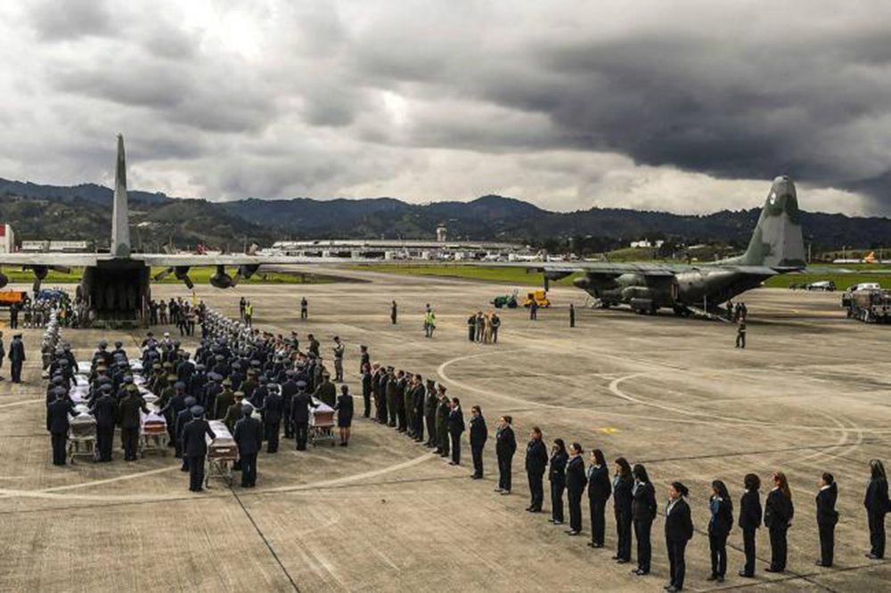 Os cinquenta corpos de vítimas do voo que levava a delegação da Chapecoense e jornalistas para Medellín, na Colômbia, deixaram Manaus a partir das 4h deste sábado (3); três aeronaves C-130 Hércules da Força Aérea Brasileira (FAB) saíram após escala na Base Área da capital; em Chapecó, os corpos vão ser velados na manhã de sábado (3), na Arena Condá (Foto: Valter Lima) Os cinquenta corpos de vítimas do voo que levava a delegação da Chapecoense e jornalistas para Medellín, na Colômbia, deixaram Manaus a partir das 4h deste sábado (3); três aeronaves C-130 Hércules da Força Aérea Brasileira (FAB) saíram após escala na Base Área da capital; em Chapecó, os corpos vão ser velados na manhã de sábado (3), na Arena Condá