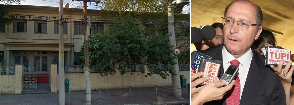 Adolescentes tentavam ocupar a escola Firmino Proença, na Mooca, por volta das 5h30 desta terça-feira 24, quando uma zeladora percebeu e chamou a PM; no total, 132 escolas estão ocupadas, de acordo com o Sindicato dos Professores do Ensino Oficial no Estado de São Paulo (Apeoesp), em protesto contra a reorganização escolar do governador Geraldo Alckmin (PSDB), que prevê fechar 93 unidades (Foto: Gisele Federicce) Adolescentes tentavam ocupar a escola Firmino Proença, na Mooca, por volta das 5h30 desta terça-feira 24, quando uma zeladora percebeu e chamou a PM; no total, 132 escolas estão ocupadas, de acordo com o Sindicato dos Professores do Ensino Oficial no Estado de São Paulo (Apeoesp), em protesto contra a reorganização escolar do governador Geraldo Alckmin (PSDB), que prevê fechar 93 unidades